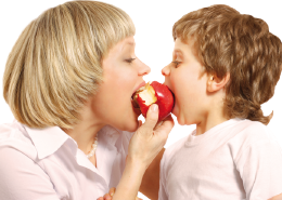 Madre e figlio mordono una mela